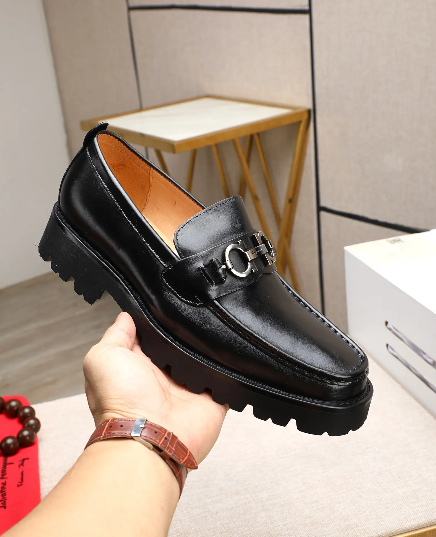 Men's shoes 💰500 📛📛(water-dyed cow lining) Salvatore Ferragamo high-end (Salvatore Ferragamo) is the top international luxury footwear brand. It comes from the fashion kingdom of Italy. It is famous all over the world for its traditional handmade design and novel styles...🚶🏻🚶🏻New suit shoes are available simultaneously at the counter. This model is purely handmade. The fabric is imported Italian calfskin➕soft water-dyed cowhide lining. Original authentic outsole🌀🌀Size: 38➖44.